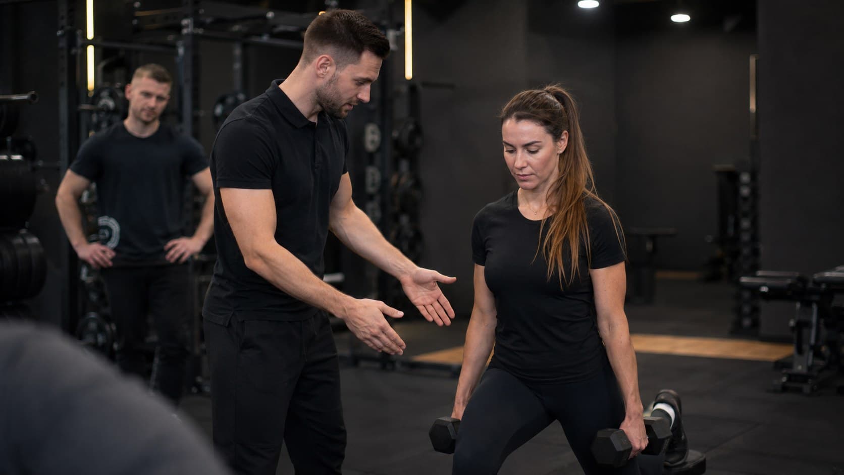 Instruktor PFA Academy podczas korekty techniki ćwiczenia na kursie stacjonarnym